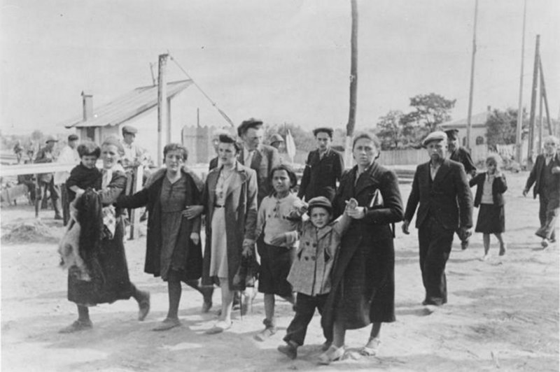 В октябре 1941 года румынскими войсками под контролем нацистской Германии было убито более 50 000 евреев в Одессе. На сегодняшний день событие известно под термином «убийство евреев Одессы».