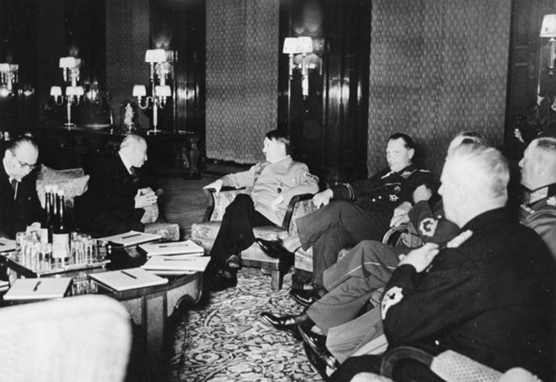 Чехословацкий президент Эмиль Гаха перенёс сердечный приступ во время переговоров с Гитлером касательно капитуляции Чехословакии. Несмотря на свое тяжелое состояние политик был вынужден подписать акт.
