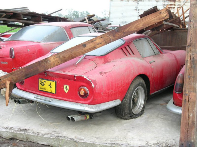 Коллекция классических Ferrari в сарайчике