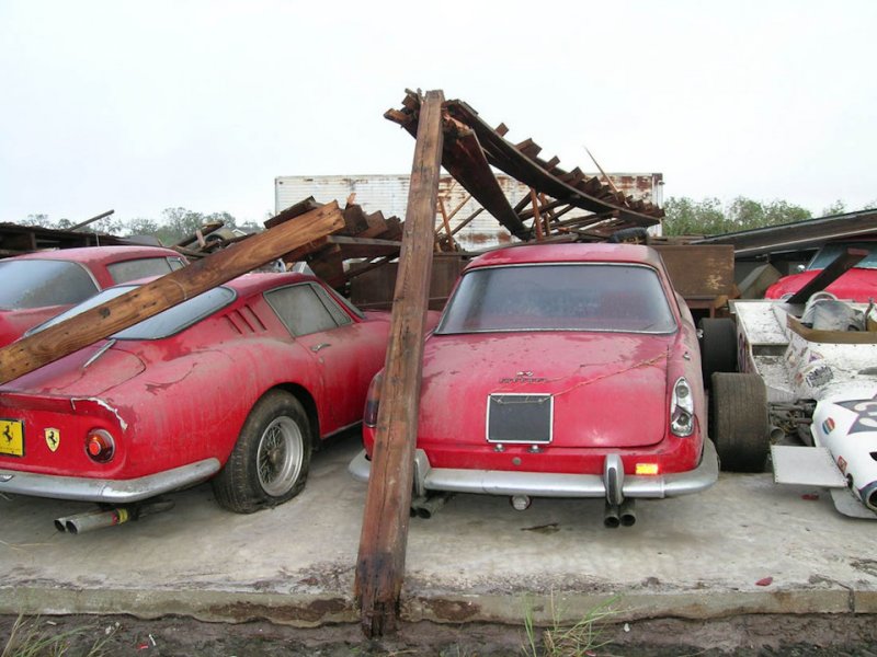 Коллекция классических Ferrari в сарайчике