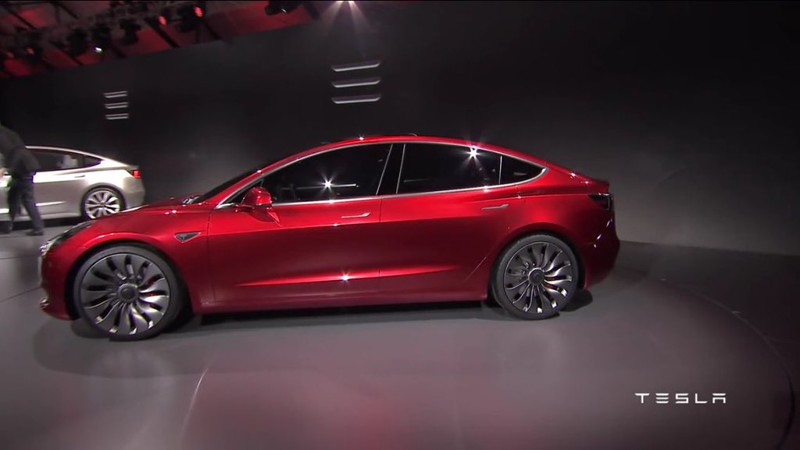 Tesla представила долгожданный электромобиль Model 3