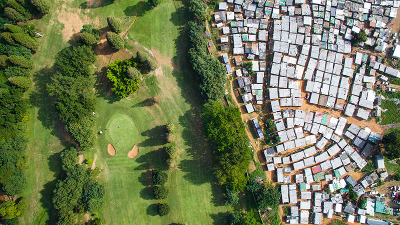 Границы между богатыми и бедными районами запечатлены с помощью дронов