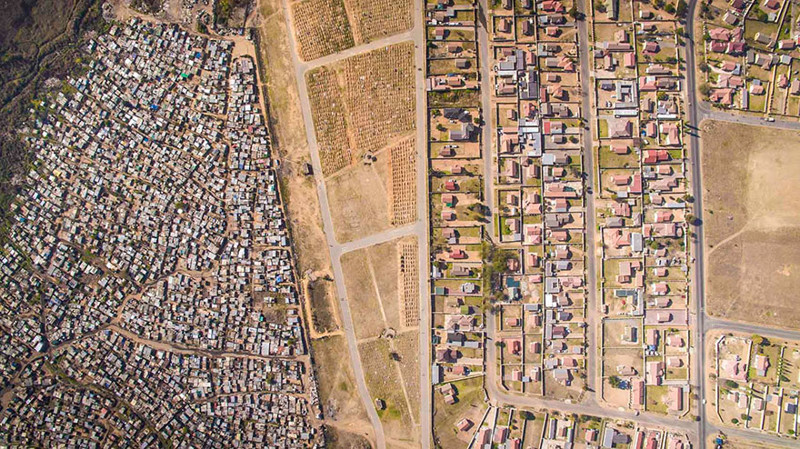 Границы между богатыми и бедными районами запечатлены с помощью дронов