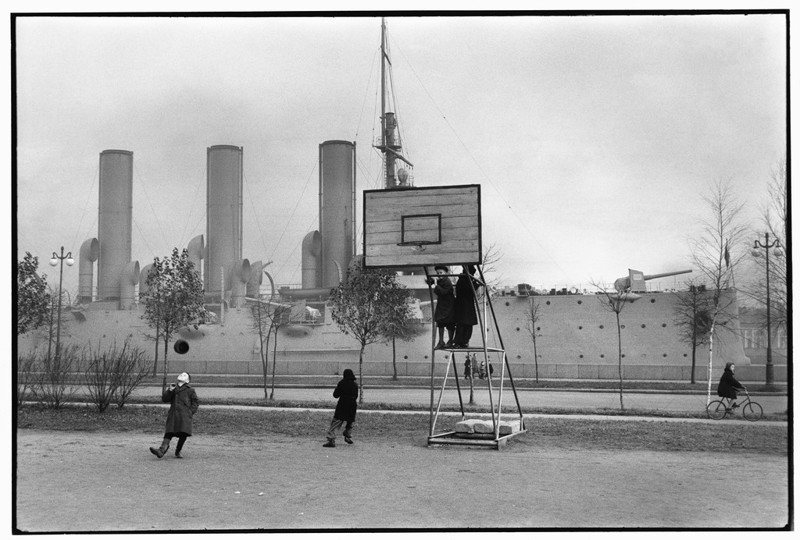 Дети играют в баскетбол на самодельной площадке в советской России, 1957