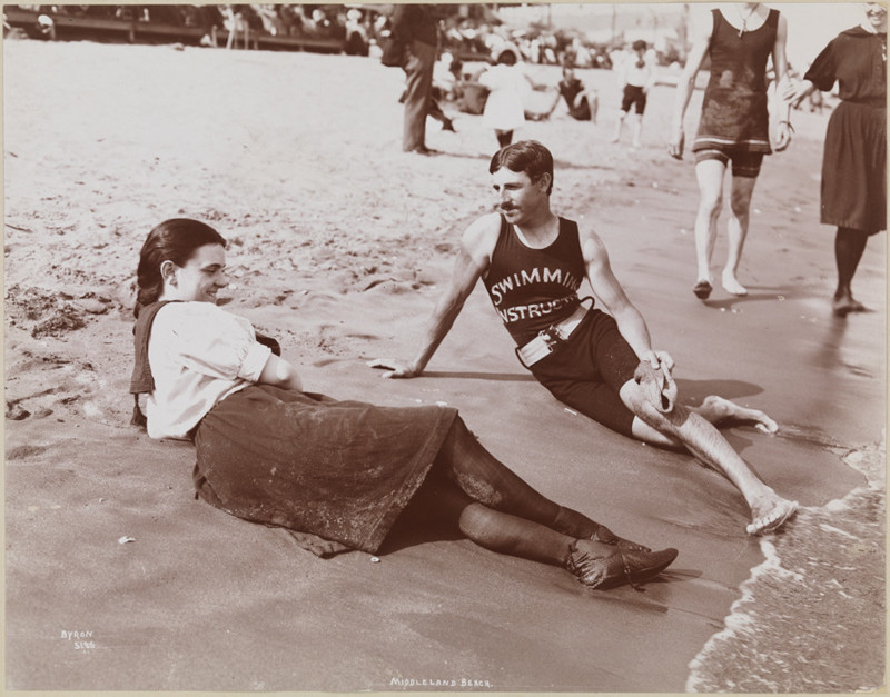 Молодой Никола Тесла учит плавать юную девушку, 1900