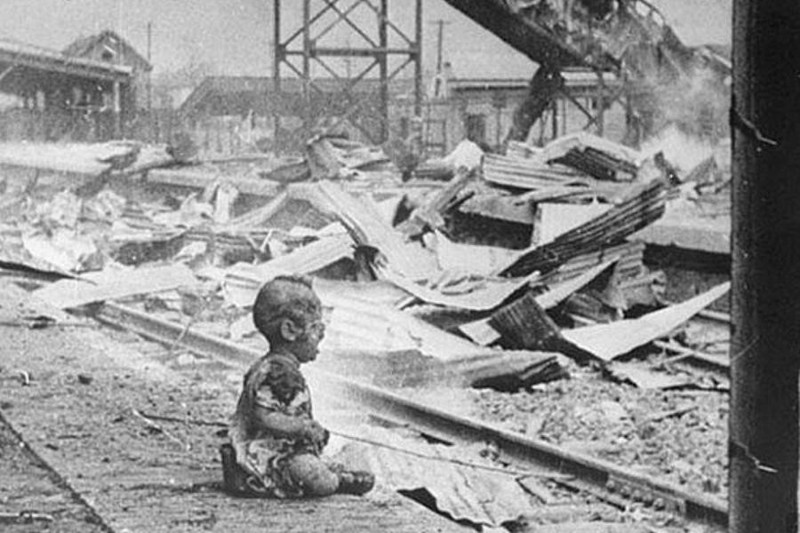 Ребенок рыдает из-за того, что остался совсем один на улице после того, как Япония нанесла очередной авиаудар по Китаю, 1937