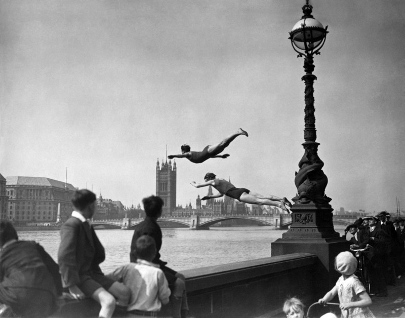Ныряльщики прыгают в Темзу, 1934