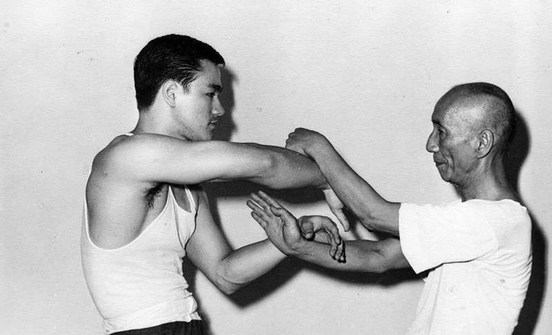 Брюс Ли учится с учителем основам боевых искусств, 1955