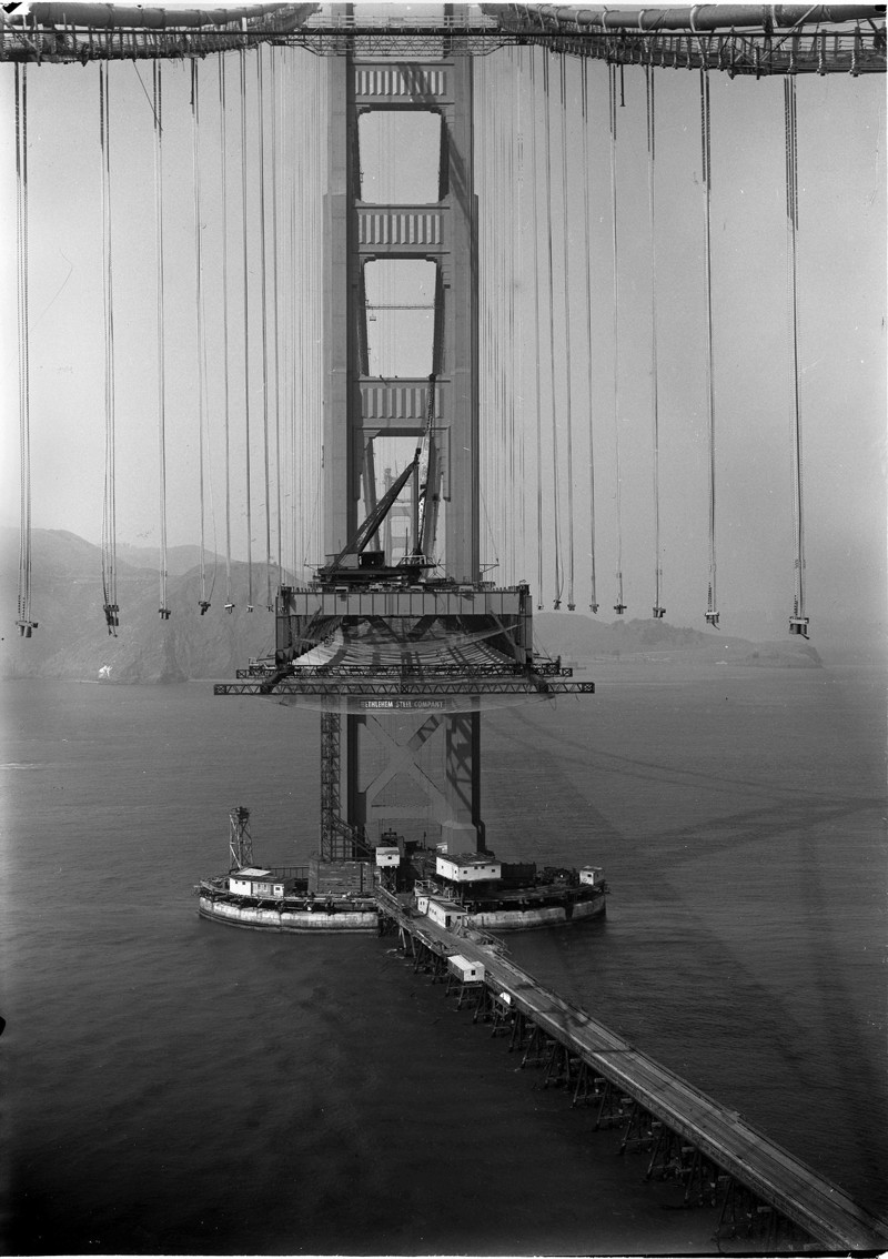 Жуткое фото моста «Золотые Ворота» в Сан-Франциско во время строительства. 1935