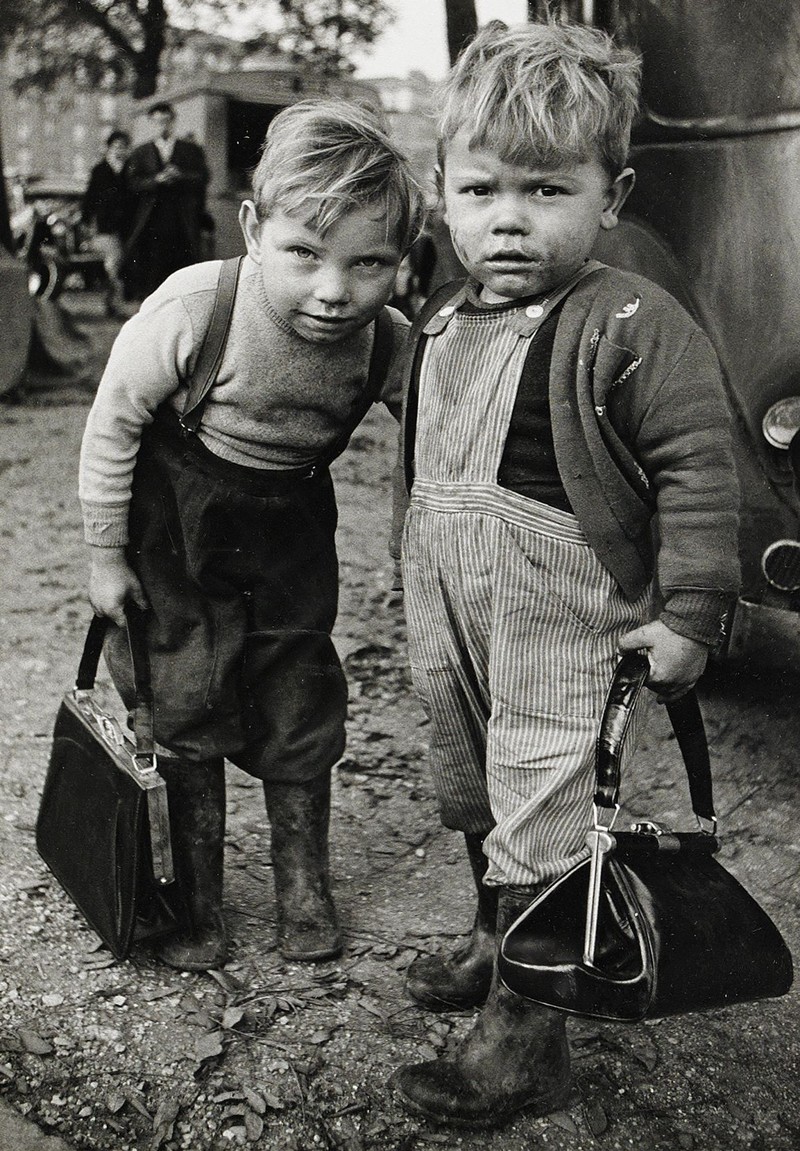 Французские дети с сумками своих матерей, 1962