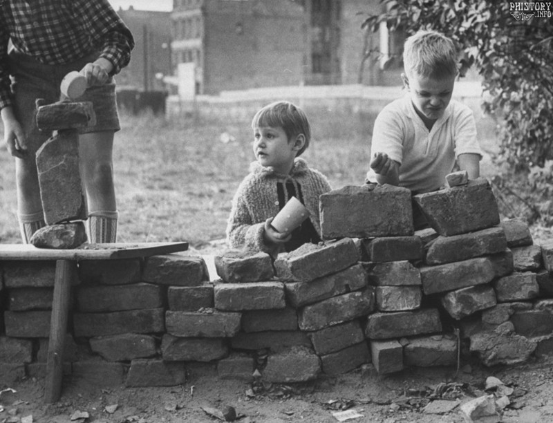 Немецкие дети строят свою собственную Берлинскую стену, 1961