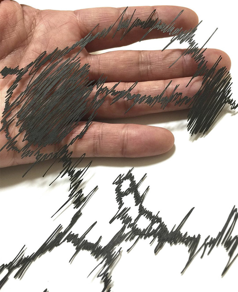 Японский мастер вырезает из бумаги невероятно утонченные узоры