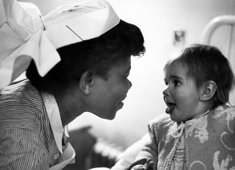 Маленькая девочка показывает язык медсестре (1952 г.)