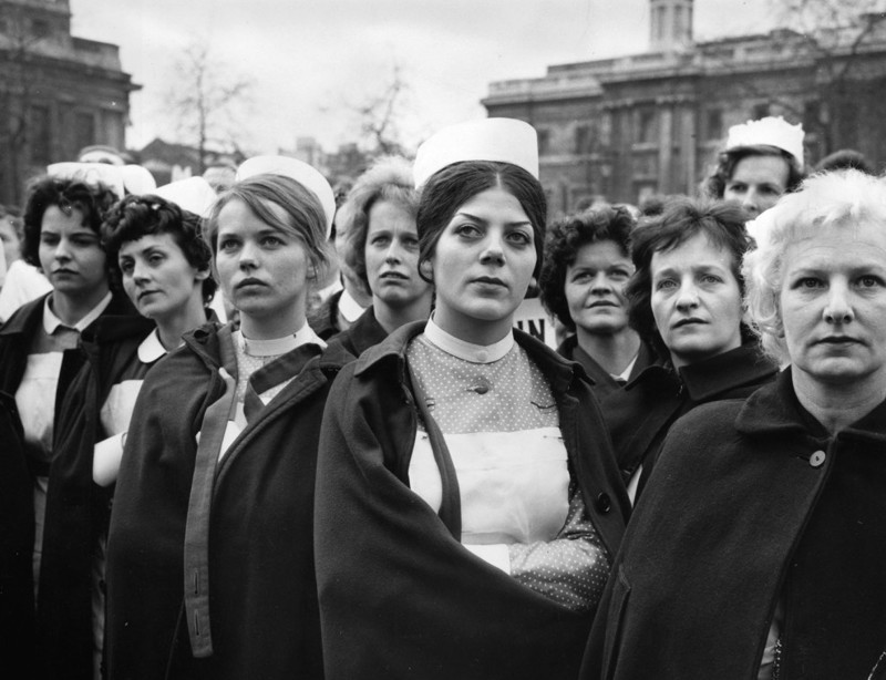 Апрель 1962 г.: около 8 000 медсестер вышли на митинг на Трафальгарской площади в Лондоне, ратуя за повышение оплаты труда 