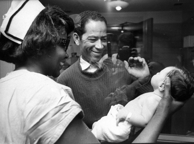 Медсестра показывает отцу его новорожденного сына (Mount Sinai Hospital, Нью-Йорк)