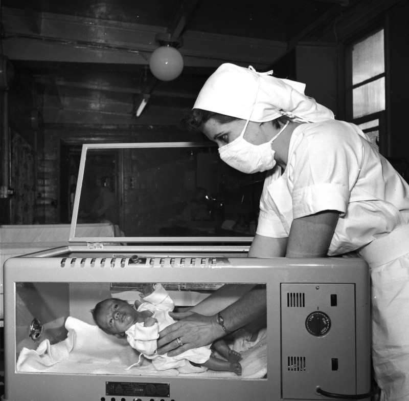 Недоношенный ребенок проходит терапию в кислородной палатке (Бертонвуд, Ланкашир, 1956 г.)