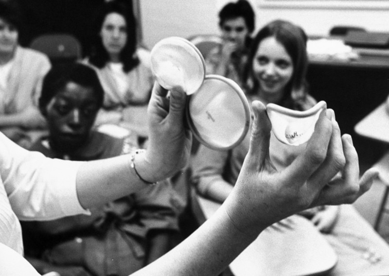 Медсестра объясняет группе пациентов, как правильно пользоваться диафрагмой для контрацепции (1967 г.)