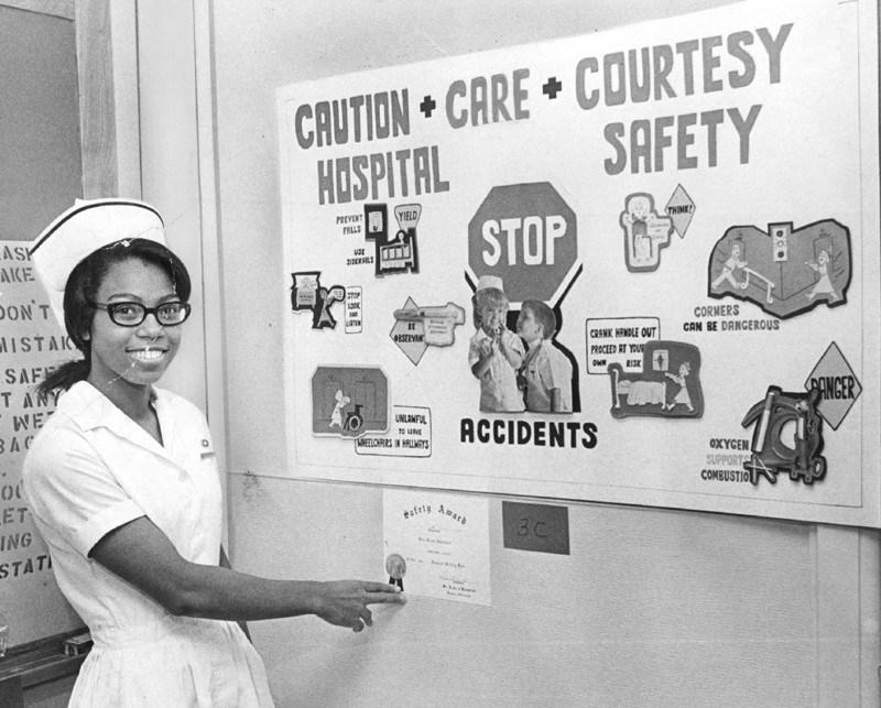 Медсестра рядом с плакатом "Следи за собой, будь осторожен" (St. Luke’s Hospital, Денвер, Колорадо, 1967 г.)