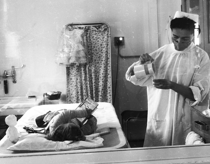 Медсестра ухаживает за пациентом детского отделения ожогового центра (Queen Mary’s Hospital, Лондон, 1959 г.)
