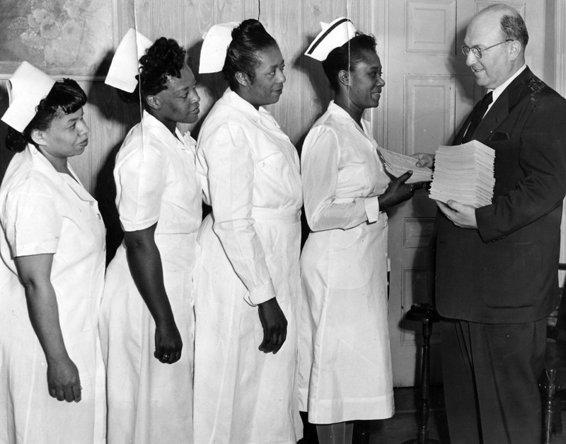 Медсестры получают квалификационные свидетельства (1951 г.)
