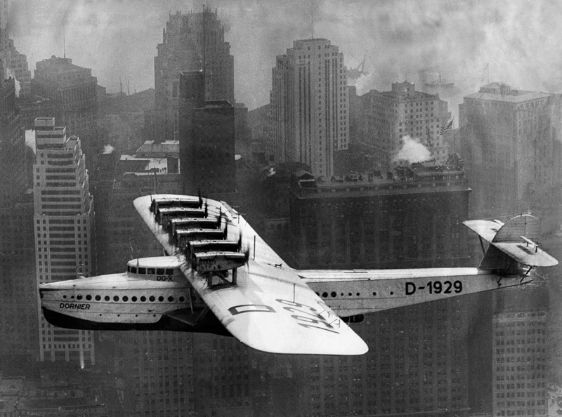 1 сентября 1931 года. Dornier Do X летит мимо небоскребов Нью-Йорка.