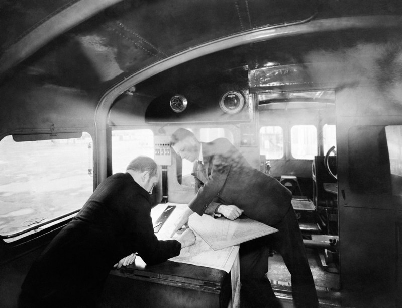 1930. Капитан и штурман рассматривают карту в навигационном кабине.