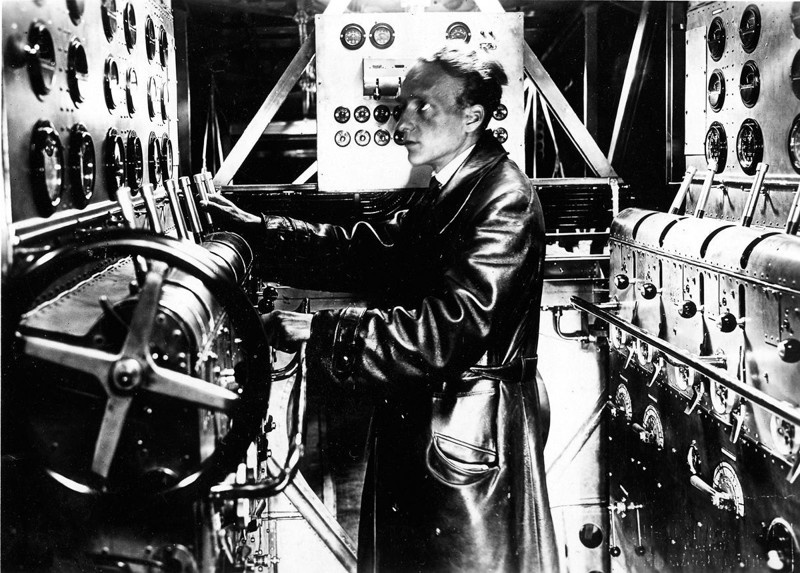 21 октября 1929 года. Бортинженер в машинном отделении летающей лодки.