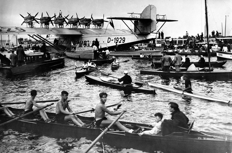24 мая 1932 года. Вокруг летающей лодки на озере Мюггельзе в Берлине собираются зрители.