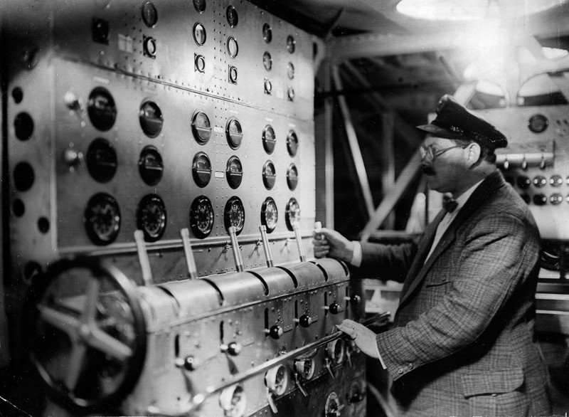25 июля 1929 года. Бортинженер в машинном отделении летающего катера.