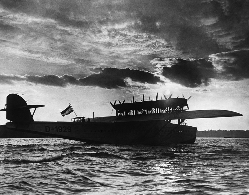 1930. Летающая лодка прибыла в Англию.