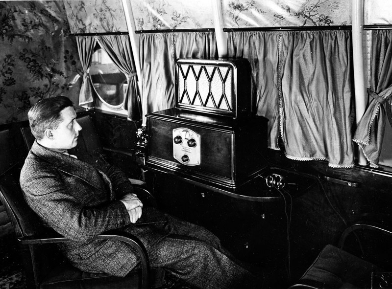 18 сентября 1930 года. Оператор проверяет качество приема радиосигнала в зале для отдыха летающей лодки.