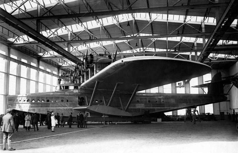 9 июля 1929 года. Заполненный людьми ангар с Dornier Do X на авиационном заводе в Альтенрейне, Швейцария перед первым полетом.