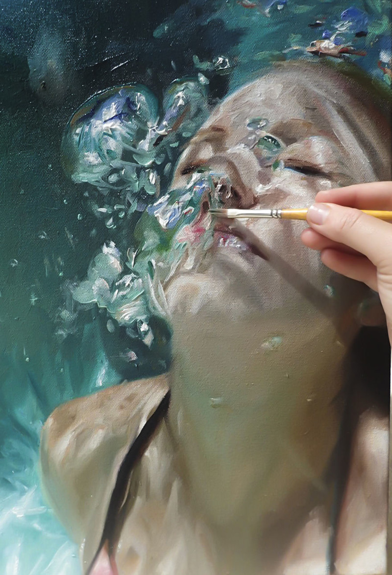 Художница создает реалистичные "подводные" рисунки, связанные с ее воспоминаниями о воде