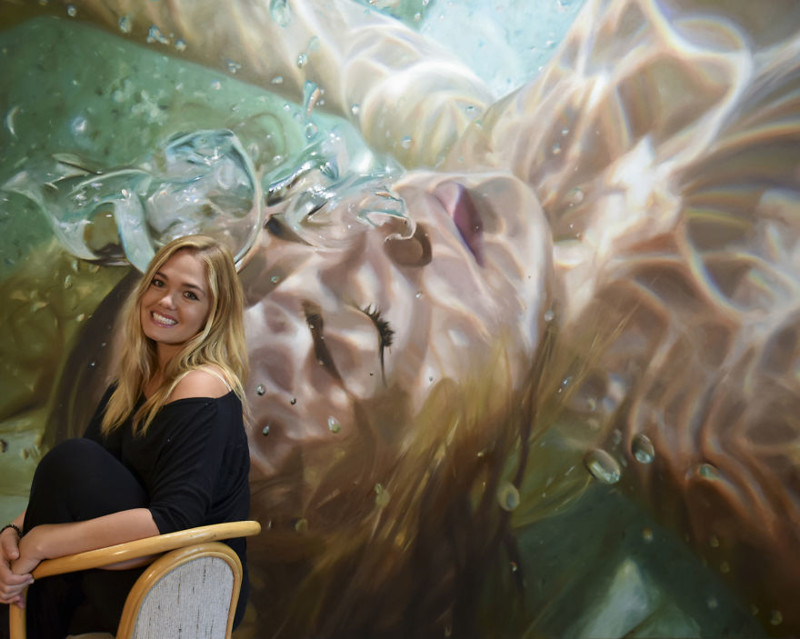 Художница создает реалистичные "подводные" рисунки, связанные с ее воспоминаниями о воде