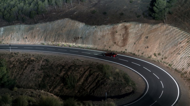 Спортивный Lexus LC оживляет горы