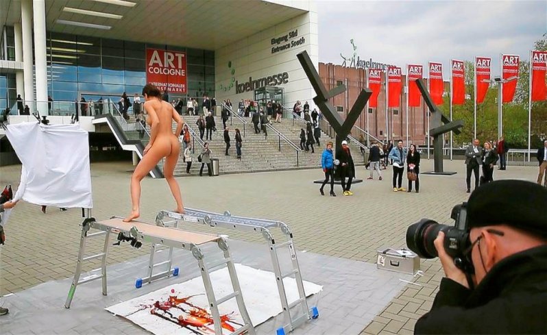 Швейцарская художница предложила всем желающим потрогать ее половые органы и грудь