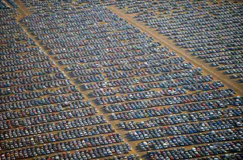 Небольшая часть гигантского автопарка в Испании, где на солнце жарятся десятки тысяч автомобилей.