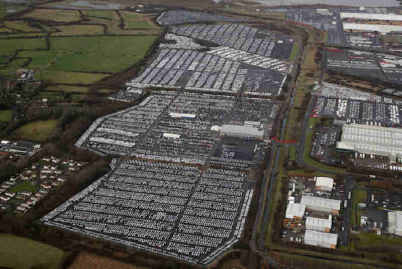 Вот крупная стоянка в местечке Суиндон, Великобритания. Там тысячи и тысячи непроданных машин - но где же покупатели? 