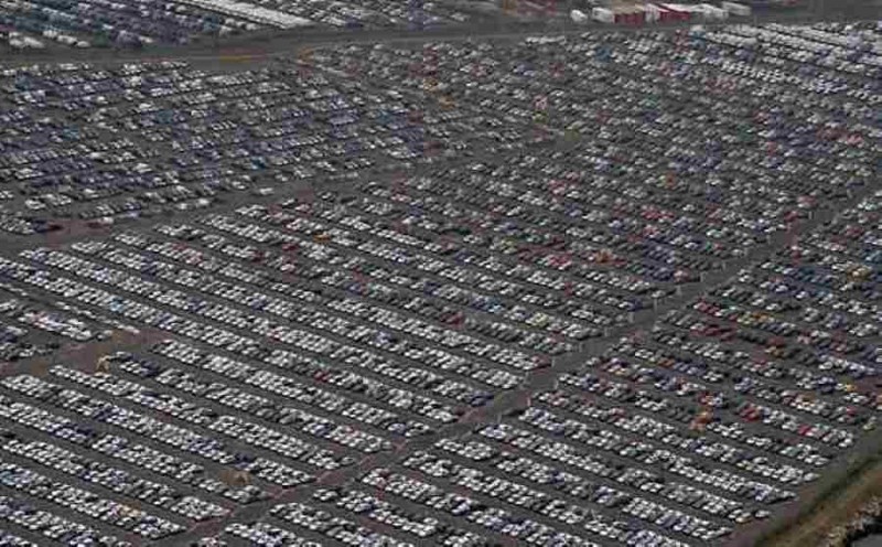На фотографии  - тысячи непроданных машин, нашедших свой покой в местечке Ширнесс, Великобритания.