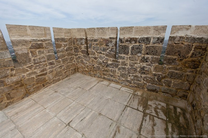 В стенах цитадели есть множество башнеобразных выступов, находящихся на расстоянии 25-35 метров. 