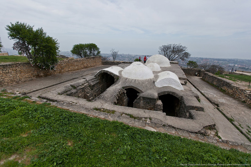 Внутри цитадели сохранились древние ханские бани с окошками в крышах и здания, дошедшие до нашего времени. 