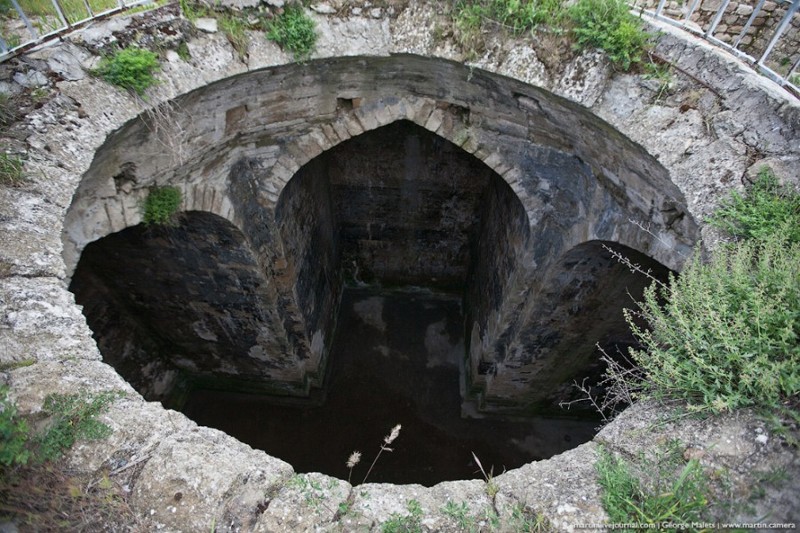 Два каменных резервуара для воды, расположенных внутри цитадели, были сооружены в 11 столетии византийскими мастерами. В емкостях помещались большие запасы воды, что позволяло крепости выдерживать длительное осаждение города захватчиками. 