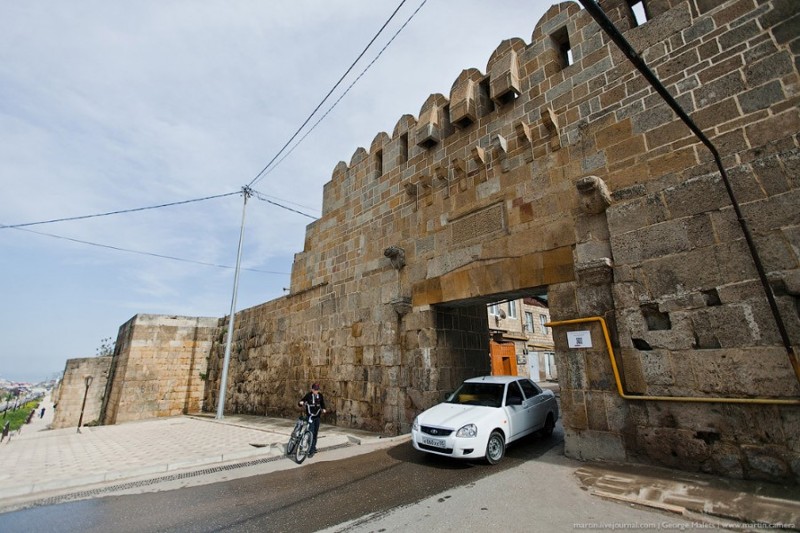 В стенах крепостного оборонительного комплекса находилось несколько небольших, но очень прочных ворот, через которые в древности можно было попасть в Дербент. Ворота открывали для гостей, союзников и купцов. 