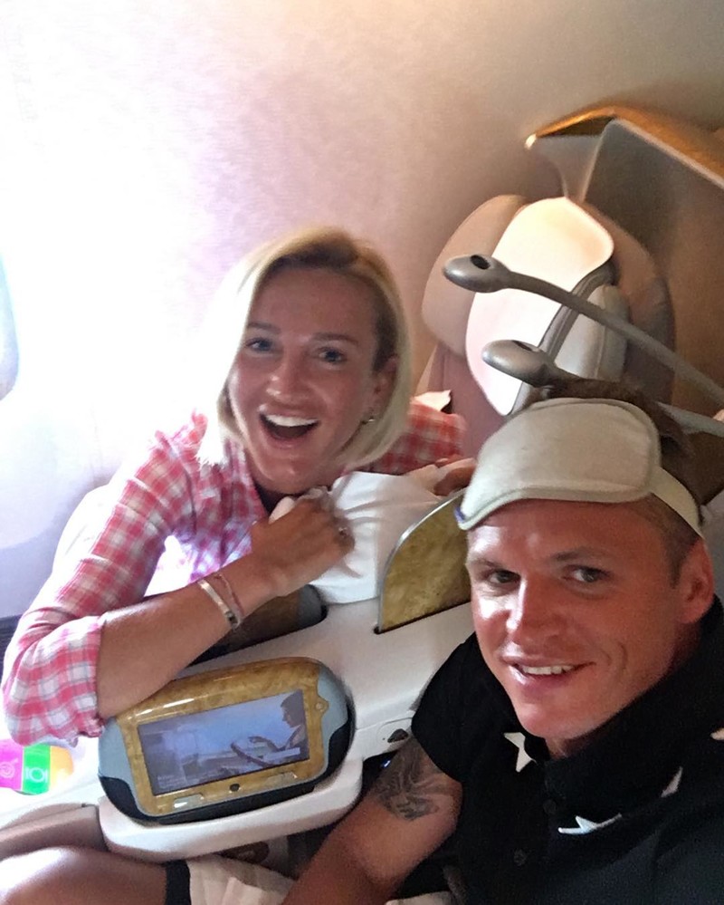 Дмитрий Тарасов (ФК Локомотив) и Ольга Бузова успели уже слетать в Сингапур и Дубаи 