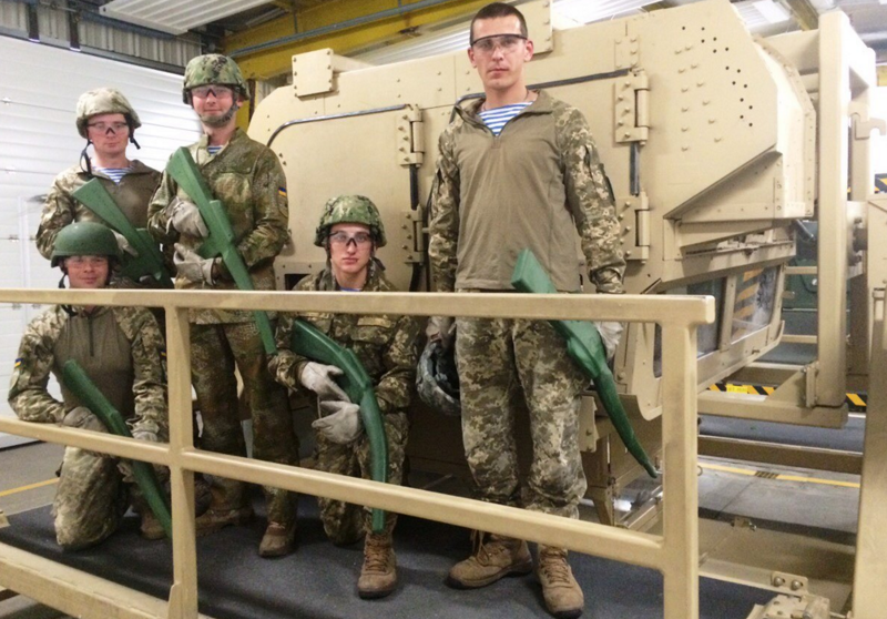 Украинским десантникам в Германии доверили резиновые автоматы