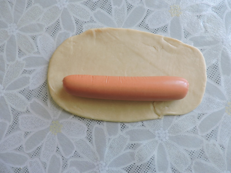 Раскатать тесто по размеру сосиски
