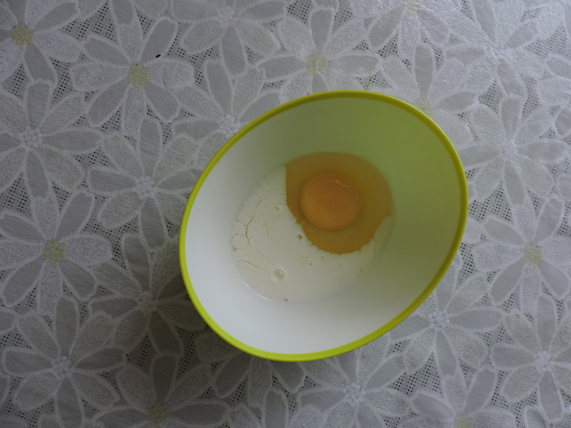 Смешиваем яйца с молоком