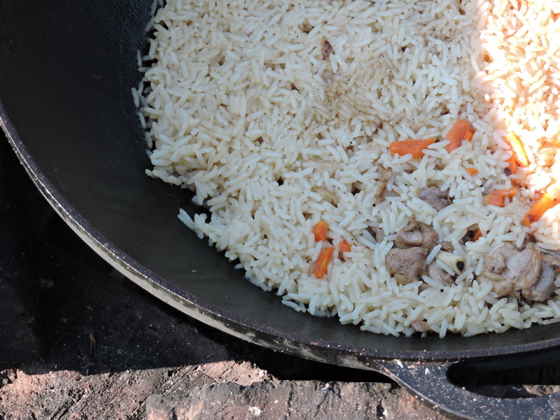 Плов с курицей на сковороде пошаговый рецепт с круглозерным рисом рассыпчатый с фото пошагово