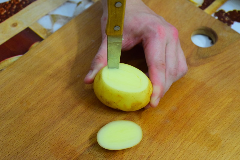 Делаем прорези по овалу картохи (можно в один ряд можно в два, на сколько позволяет сама картошка)