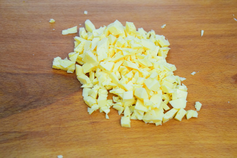 Тем временем нарезаем сыр(можно на терку, но не критично) 
